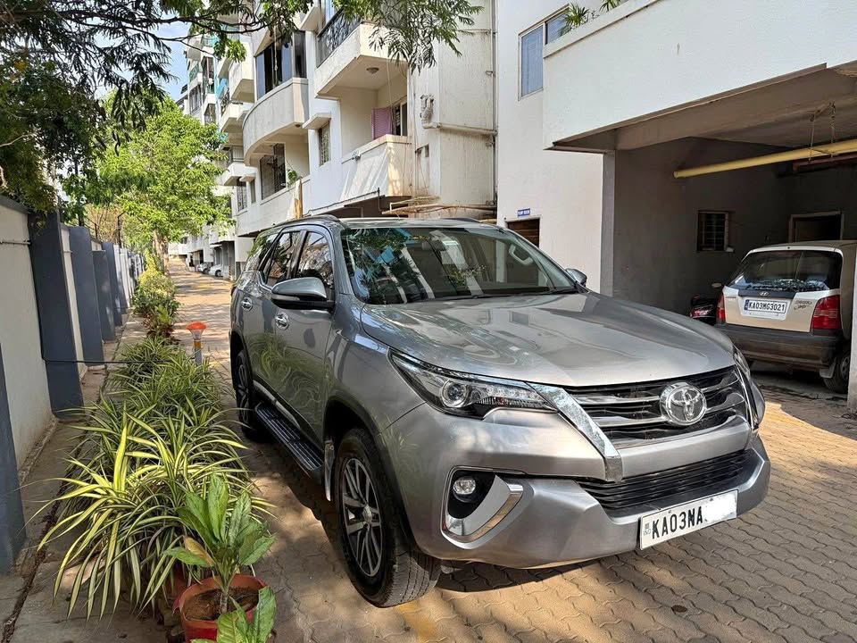 Toyota Fortuner Sigma4 Z4 4x4 Automatic for Sale in Bangalore – Single Owner, Showroom Maintained 6 Buy Used Fortuner with Service History