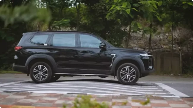 MG Majestor Engine Specs, Mileage & The 406-Tonne Train Pull Record 4 mg majestor 4x4 off road driving testing the crawl mode on rocks